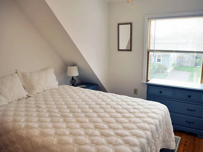 2nd floor queen bedroom