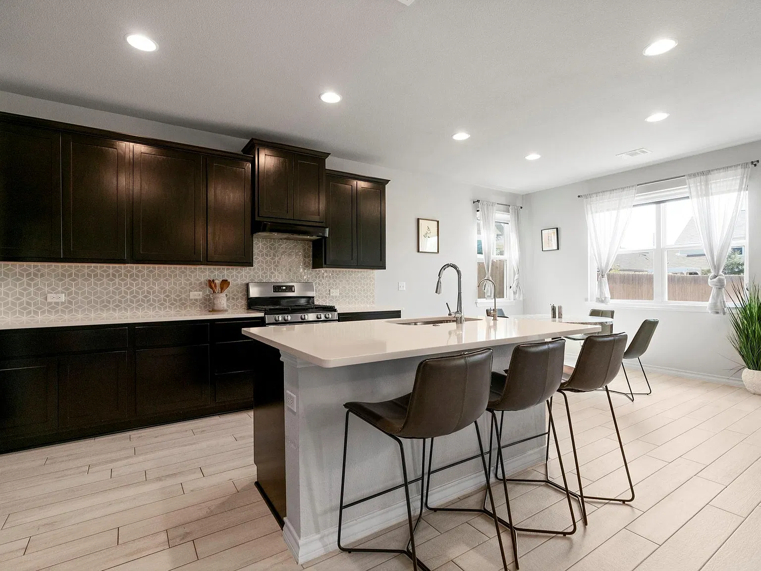 3 bed, 2.5 bath, 1922 sqft, $3,000 — Photo 2