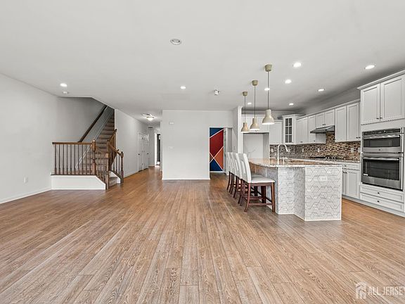 4th image of 7 Larkspur Ln