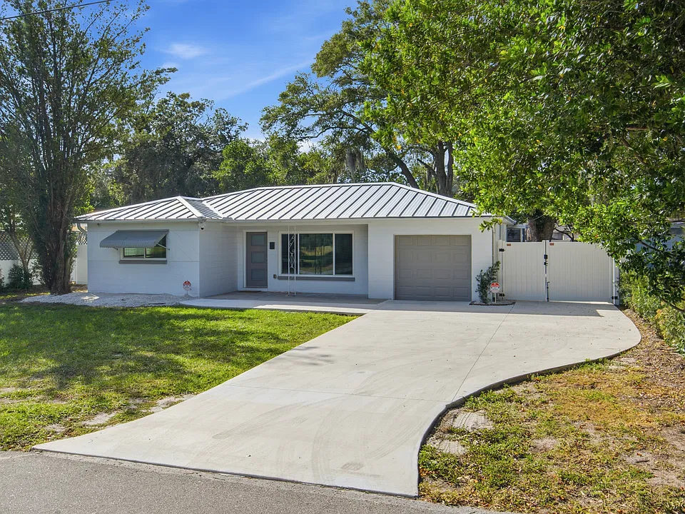 10312 N Oakleaf Ave