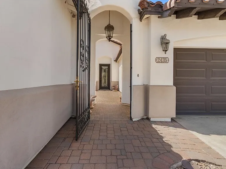 2435 E Desert Broom Pl — Photo 1