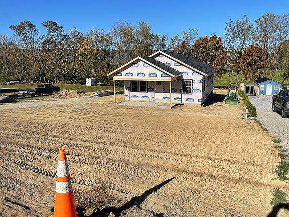 4th image of 200 Country Ln