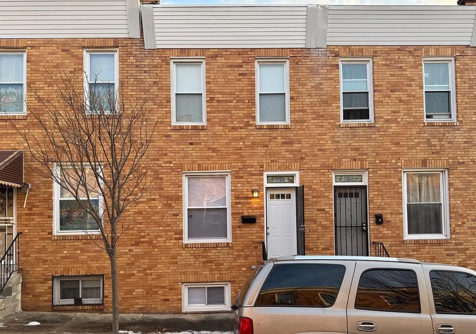 Move-in Ready 3BR/2BA Row Home — Photo 1