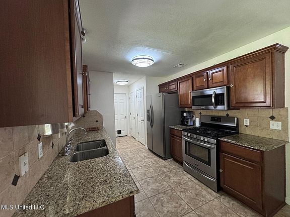 4th image of 10231 English Manor Dr