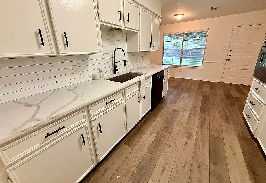 1045 Chatwood — Photo 3