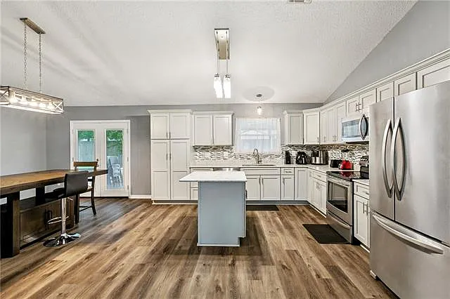 310 Oakley Ln — Photo 5