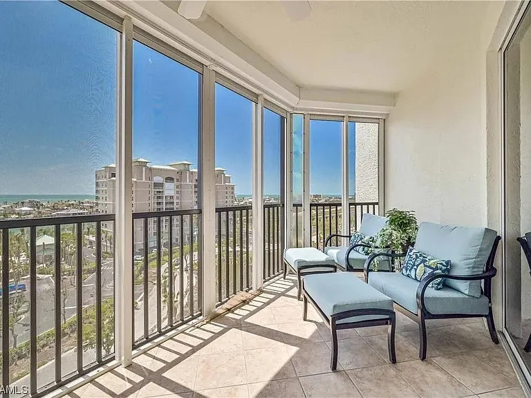 Sitting area on the Lanai with view of the Gulf