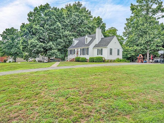 3rd image of 222 Shady Oak Dr