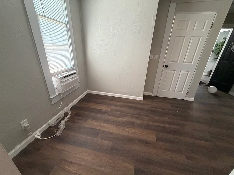 530 N Broadway St — Photo 8