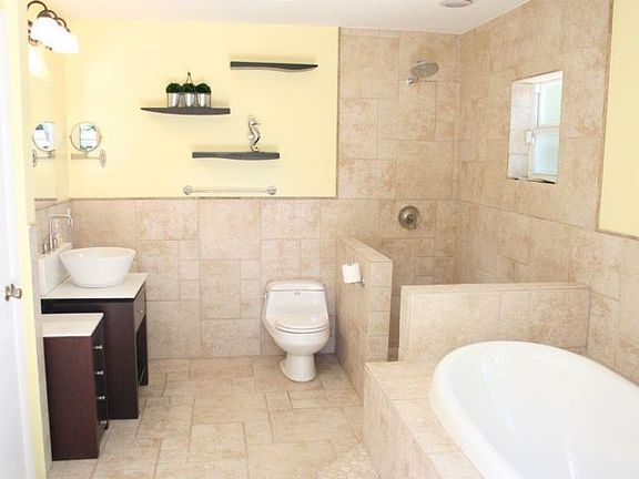 4th image of 808 SW 18th Ct