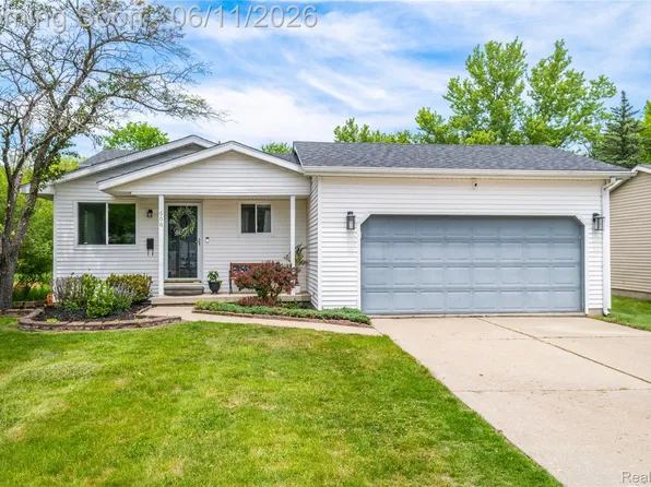 600 W Caroline St, Fenton, MI 48430