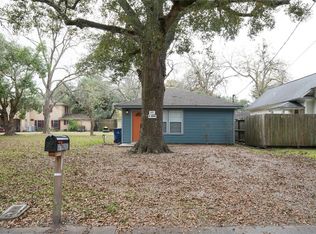 607 W Adoue St, Alvin, TX 77511