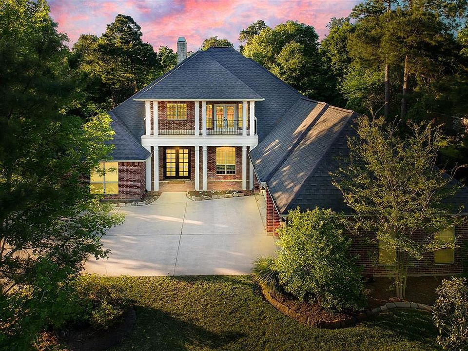 Loma Lane in Benders Landing! Traditional with a Twist. Open floor plan is an entertainers dream!