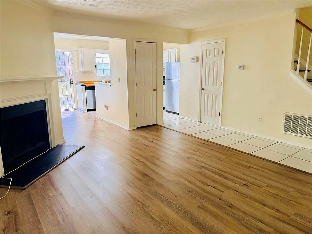2 bed, 2.5 bath, 1160 sqft, $1,600 — Photo 3