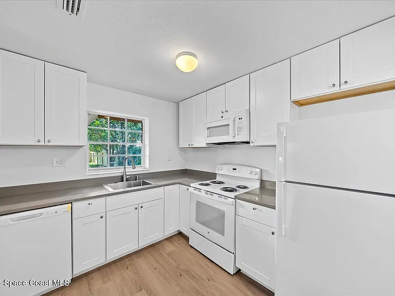935 S Tropical Trl — Photo 8
