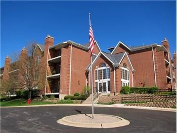 29 Hunt Club Dr, St Charles, IL 60174