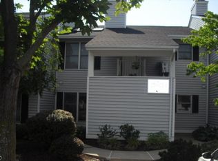275 Kingbird Ct, Three Bridges, NJ 08887