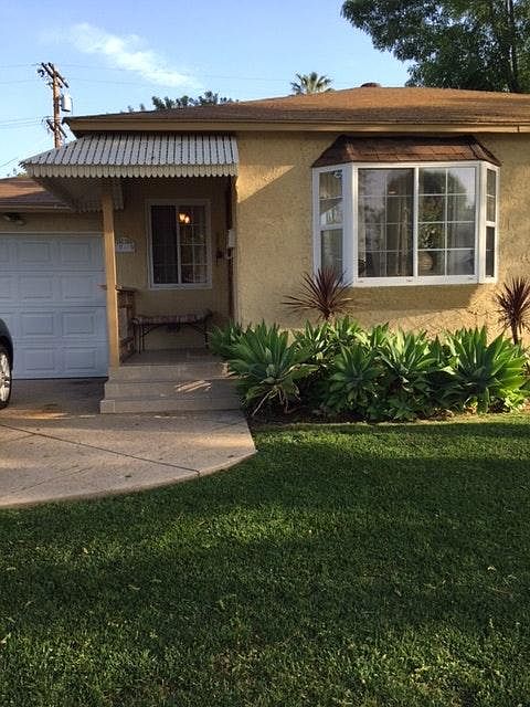 Front entrance - stamped concrete drivewood