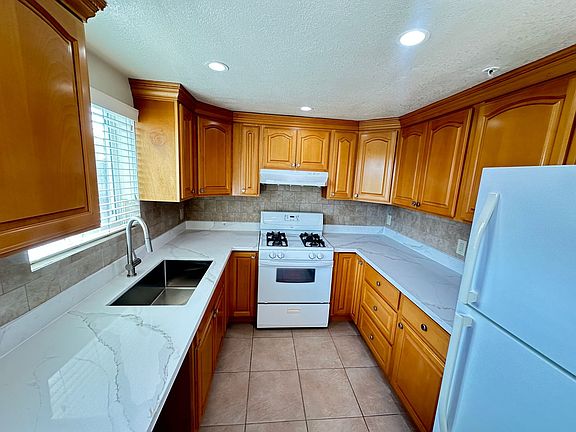 5th image of 20439 Meekland Ave