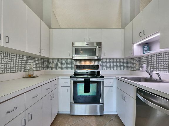 Home For Sale In Lakeside Green
