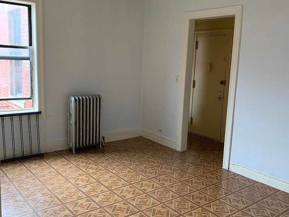 2nd image of 2712 Bainbridge Ave