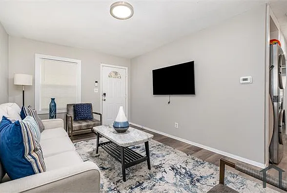 3 bed, 1000 sqft, $2,000 — Photo 3