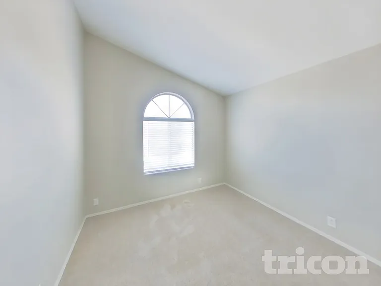7321 N 69th Ave — Photo 15