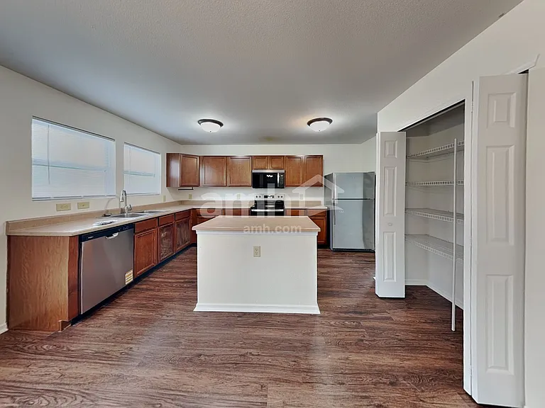 524 Bridgewater Dr — Photo 4