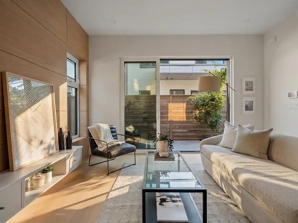 366 E 23rd Ave, Vancouver, BC V5Y 2H3