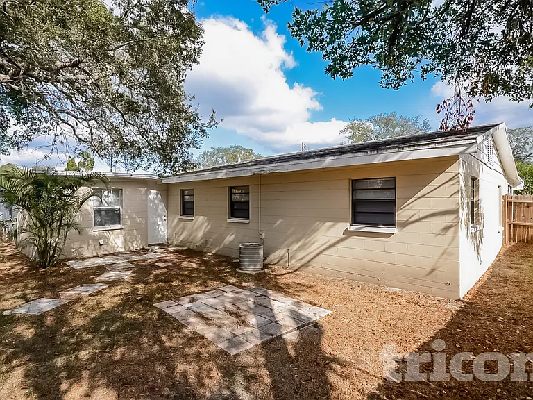10014 N Oklawaha Ave — Photo 14
