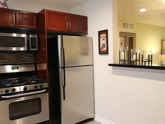 4th image of 18350 Hatteras St #15