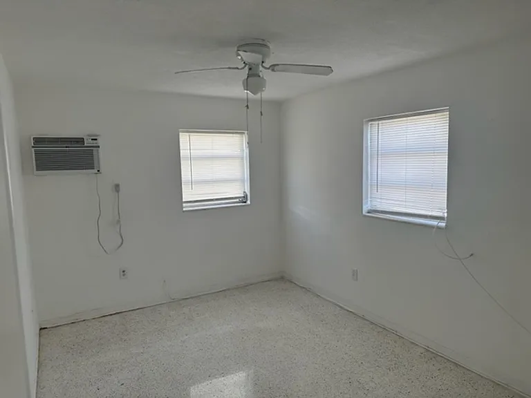 2610 SW 16th Ter — Photo 3