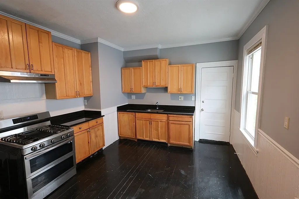 Building Photo - 14 Hartwell St #3