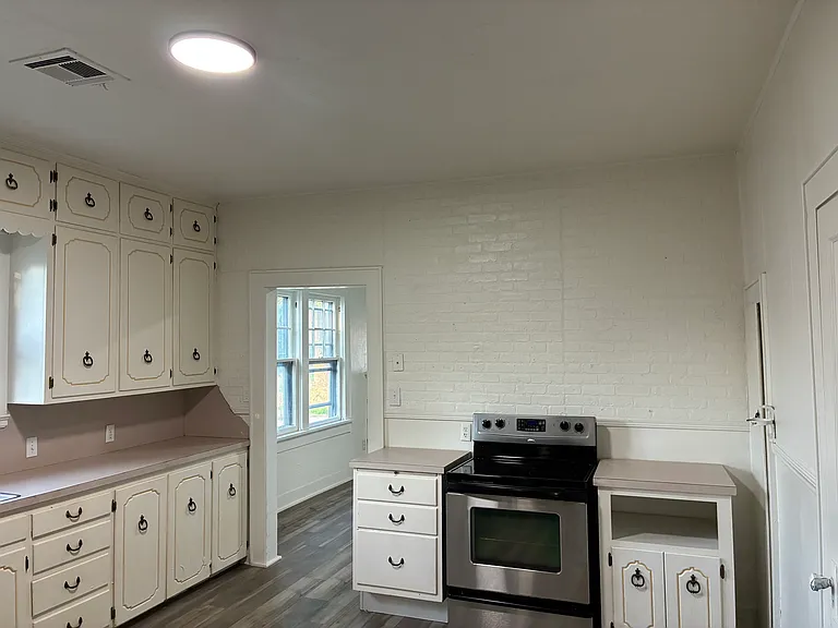 1834 N Market Ave — Photo 8