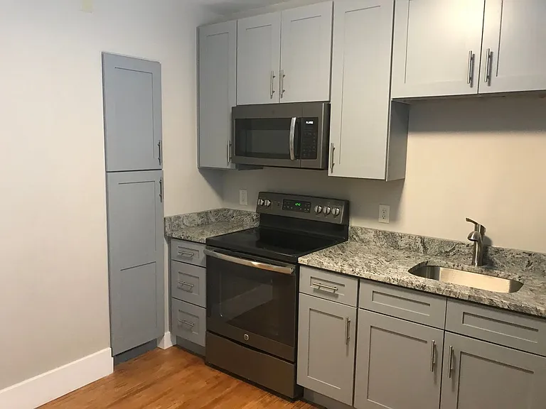 516 W 8th St #1 — Photo 5