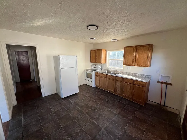 635 W 9th St — Photo 5