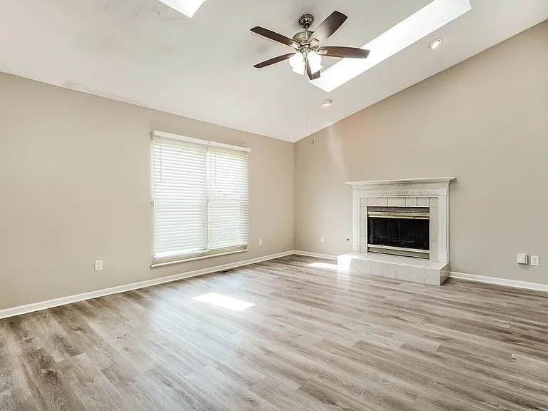 1127 Crestview St — Photo 12