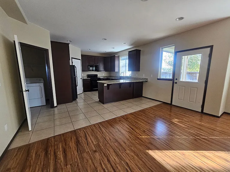 2606 N Columbia St — Photo 13