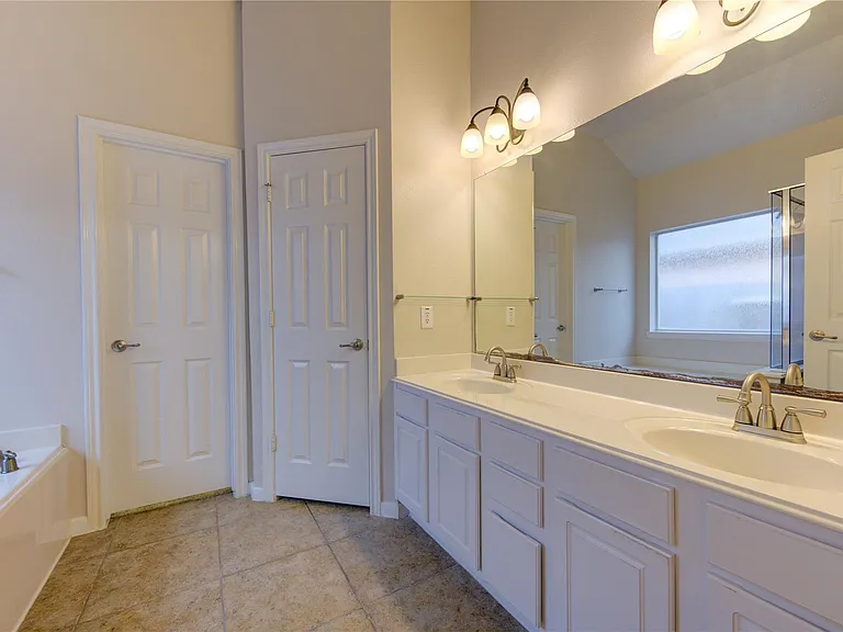 1903 Hampton Lakes Ct — Photo 16