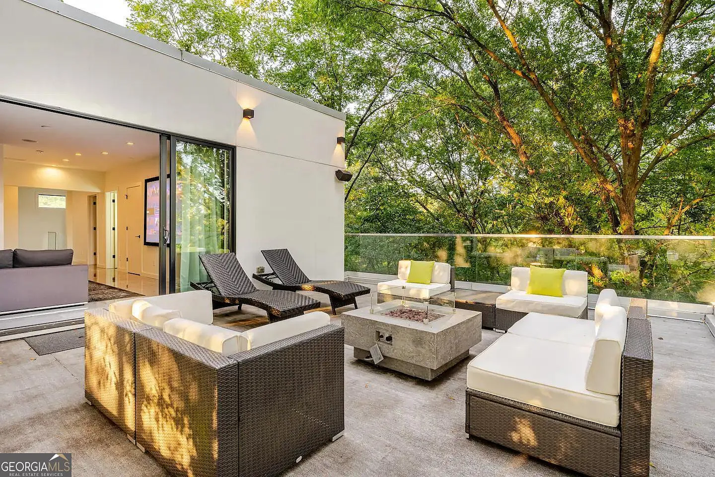 6 bed, 4.5 bath, 6000 sqft, $24,999 — Photo 4