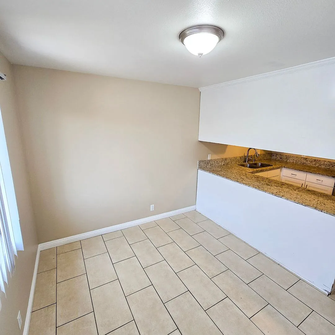 Blue Crescent Apartments — Photo 4