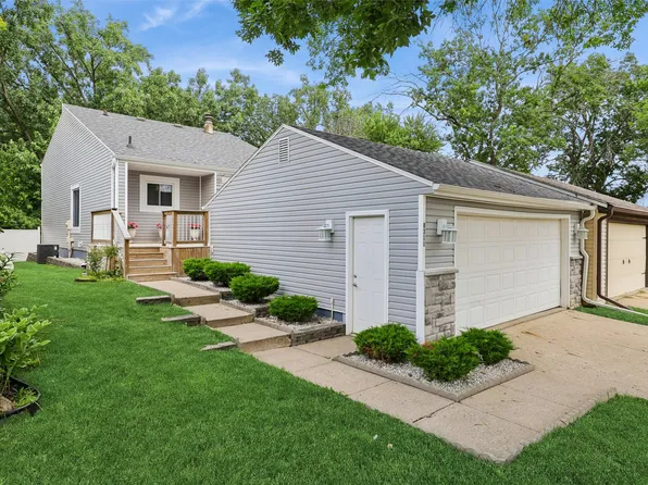 8311 Twana Dr, Urbandale, IA 50322