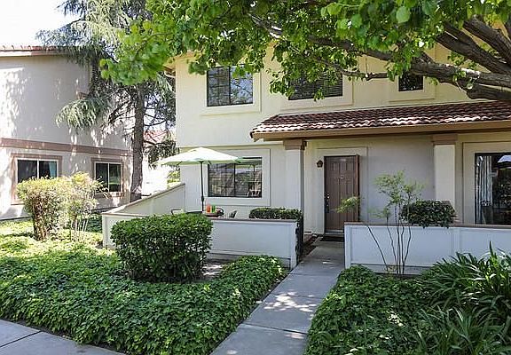3rd image of 419 Colony Crest Dr