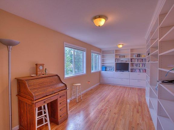 3rd image of 22323 NE 18th St