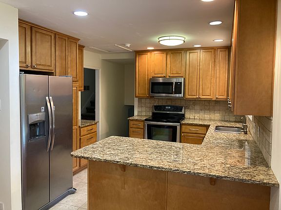 kitchen, granite counters, deep SS Dbl. sink, filtered water on counter-top and to to fridge, tile floor, electric cooking