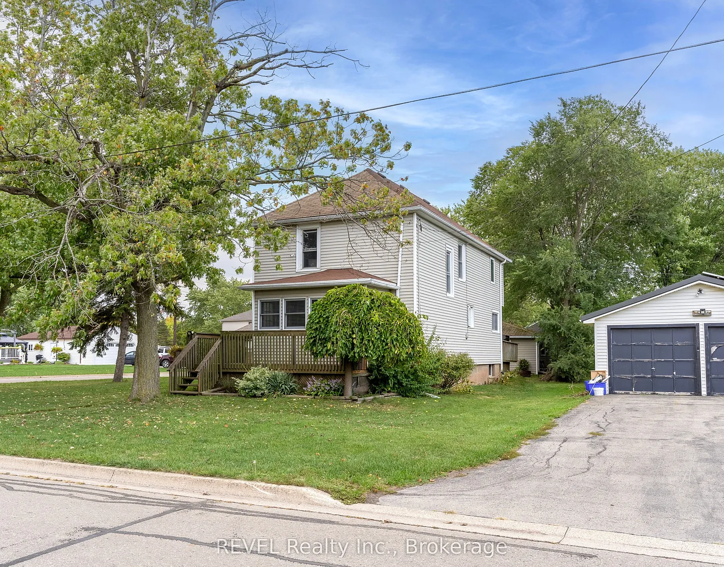 32 Bay Ave photo 1
