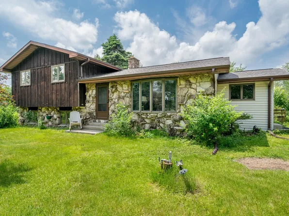 N1699 County Rd, New London, WI 54961