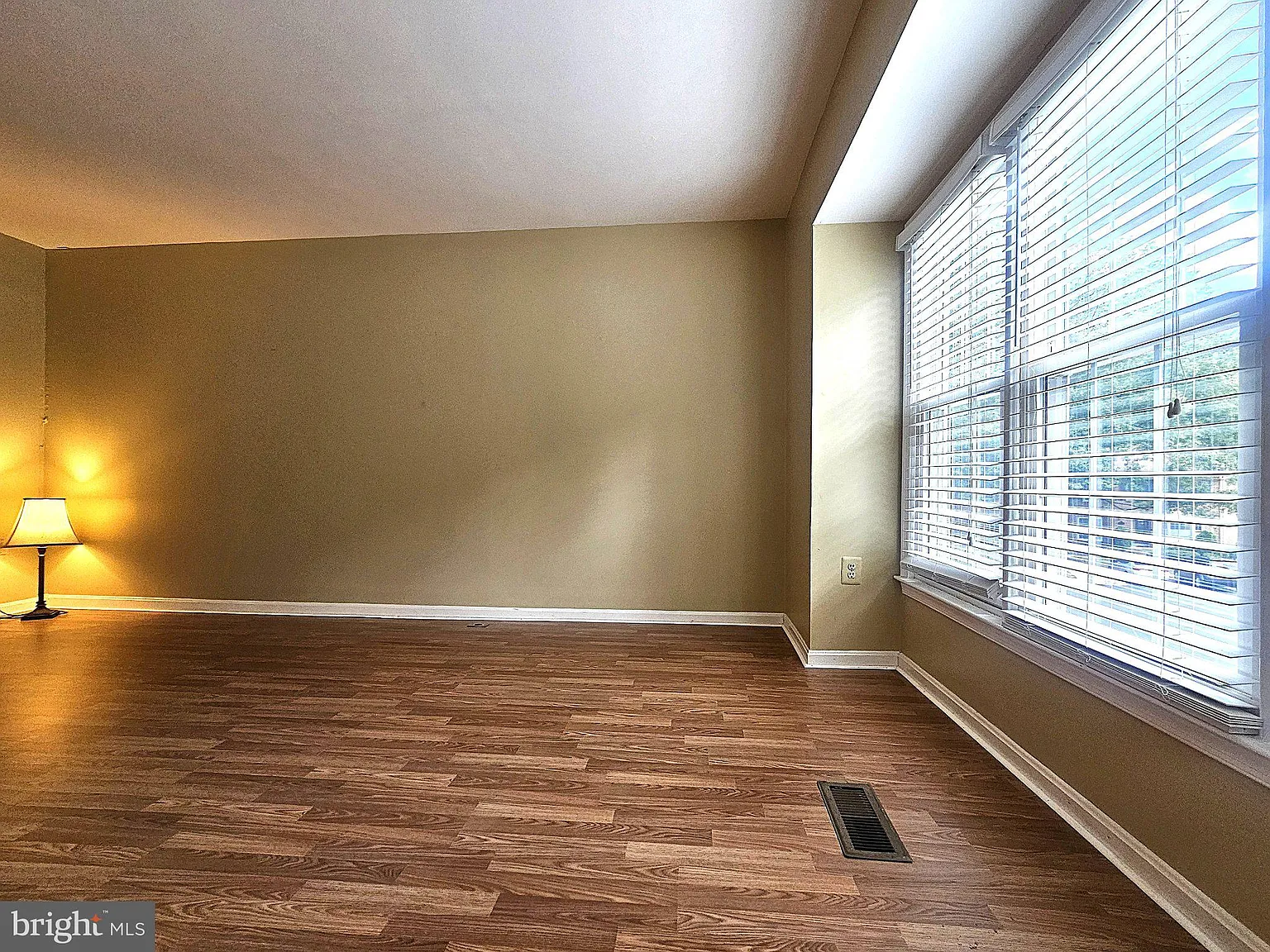 4 bed, 3.5 bath, 1905 sqft, $2,800 — Photo 2