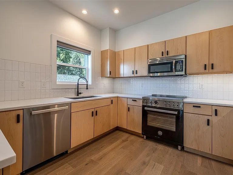 113 W Whitman St #A — Photo 10