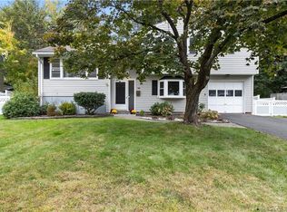 14 Fox Meadow Ln, West Hartford, CT 06107